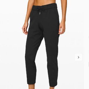 Lululemon On The Fly *Luxtreme in Black, Size 6